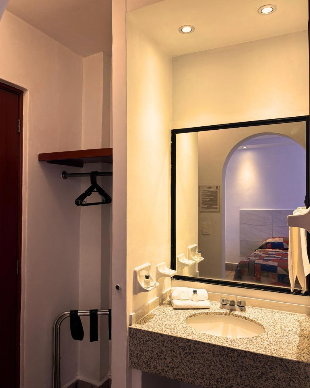 Hotel Arboledas Industrial Гуадалахара Екстериор снимка