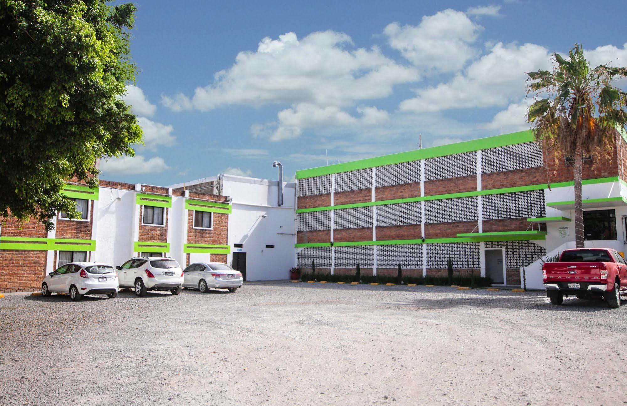 Hotel Arboledas Industrial Гуадалахара Екстериор снимка